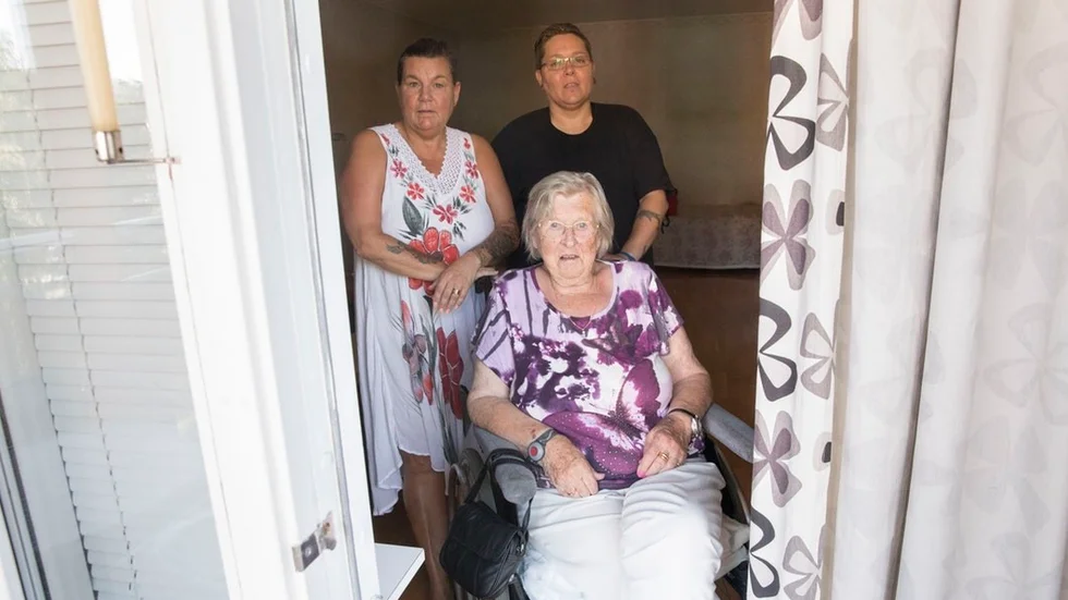 Siv Johansson, 90 år, fick en tillfällig lägenhet efter att hissen på Igelkotten stängts av igen. "Man blir naturligtvis orolig när hon flyttas från sin trygghet" säger dottern Maud Andersson och barnbarnet Maria Ogando.