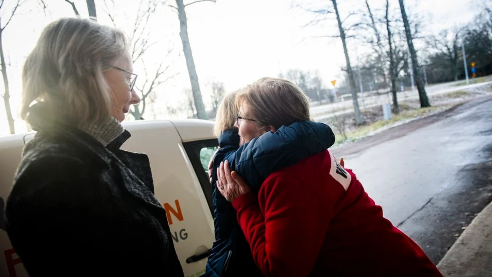 Tack så mycket! Anne-Catrine Johansson, volontär på Träffpunkten, kramar om Annika Holmström, butikschef på Willys. Utan alla gåvor skulle Lillejul inte vara sig likt, konstaterar Eva Persson på Träffpunkten.