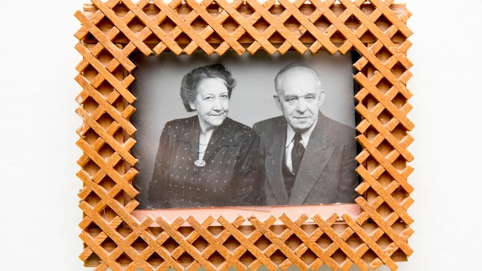 Morföräldrarna Erik och Viktoria Andersson. "De ligger mig väldigt varmt om hjärtat." Fotot sitter i en ram som Erik Andersson har gjort.
