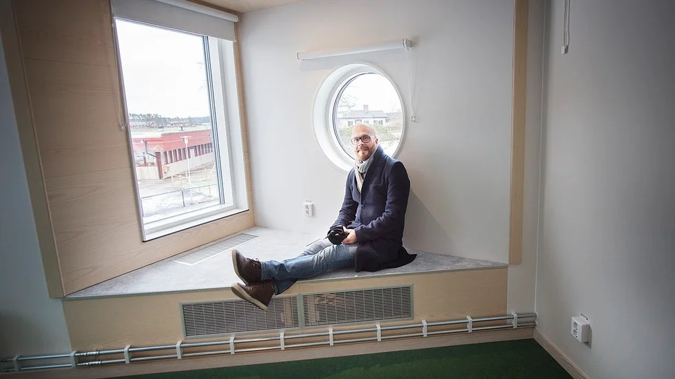 Att få ett bra insläpp av solljus var en viktig detalj. Här har man vinklat fönstren ut från fasaden och lyckats få en naturlig sitthörna. Peter Wirström är mycket nöjd med resultatet.