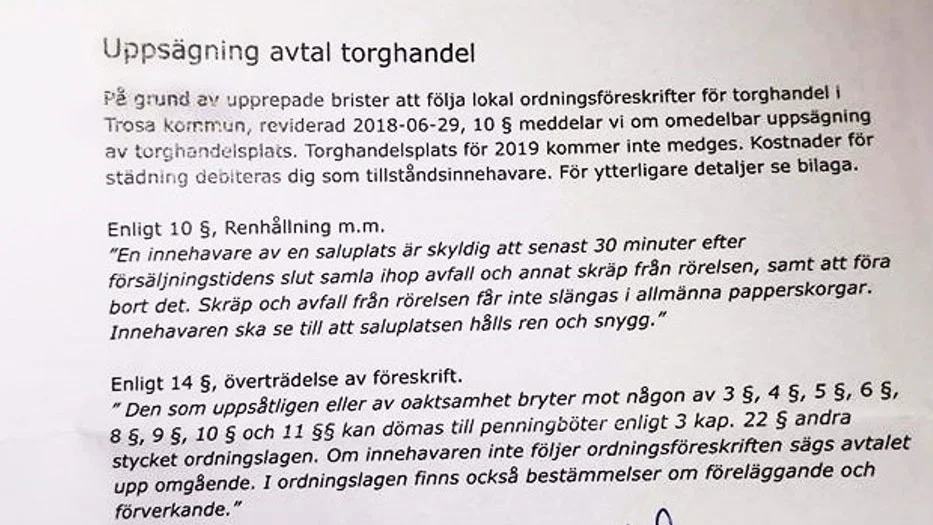 Brevet från Trosa kommun, där torgprofilen Servet Akbas omedelbart anmodas lämna sin försäljningsplats på torget.