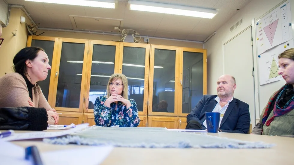 Oroliga föräldrar från Baggetorp träffade företrädare för Vingåkers kommun under fredagen. Jessica Bergstrand och Jenny Larsson, från föräldragruppen, var några av dem som talade med Anders Danielsson, förvaltningschef, och Kerstin Dreger Eriksson, rektor på Marmorbyns skola.