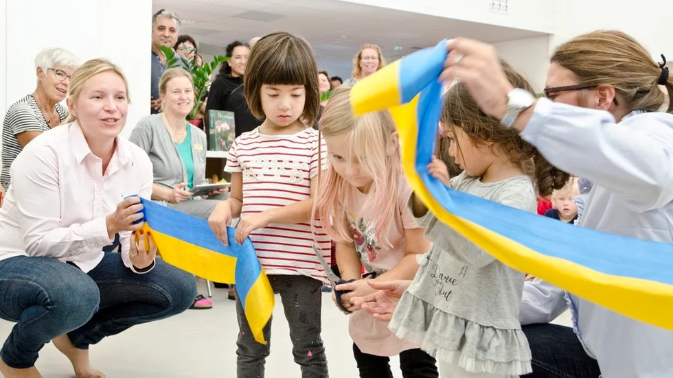 Sara, Jolinn och Elena fick hjälp av Anna Ekström (M) och Ann-Sofie Lifvenhage (M) med bandklippningen när förskolan Fågeldansen invigdes på tisdagen.