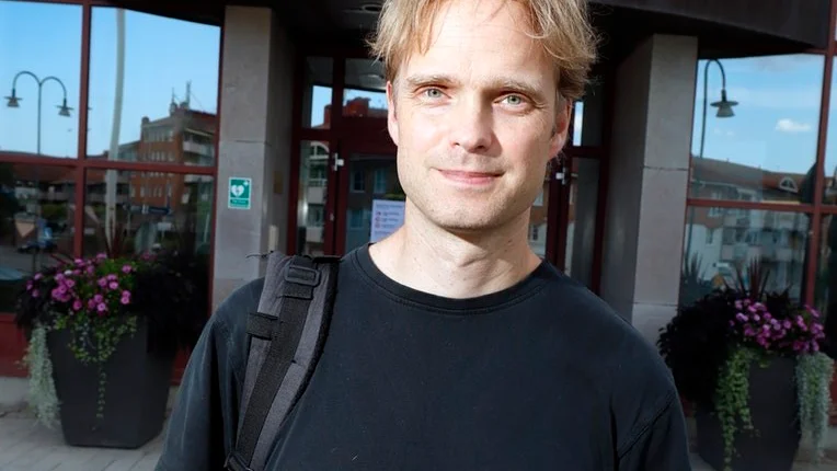 Vänsterpartiets gruppledare David Aronsson vill att politikerna ändrar ägardirektiven för Strängnäs bostads AB så det blir fokus på vanliga hyresrätter igen.
