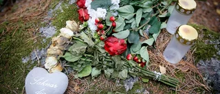 Polisen söker efter mordvapen med hundar i Årbyskogen