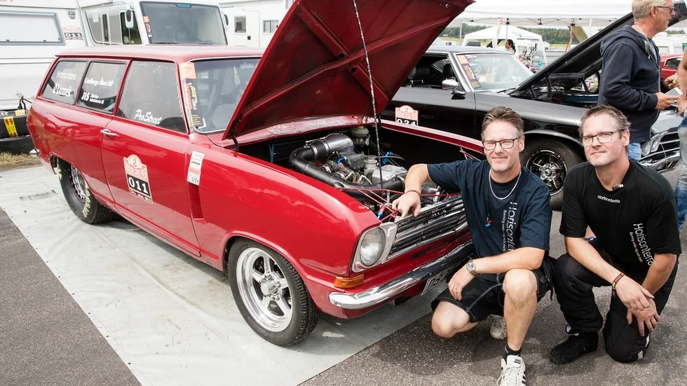 Mats Andersson har tvillingbrodern Ola som codriver i sin Opel Kadett från 1973 med en Chevroletmotor i. Bilen är uppskrämd till 1200 hästar.