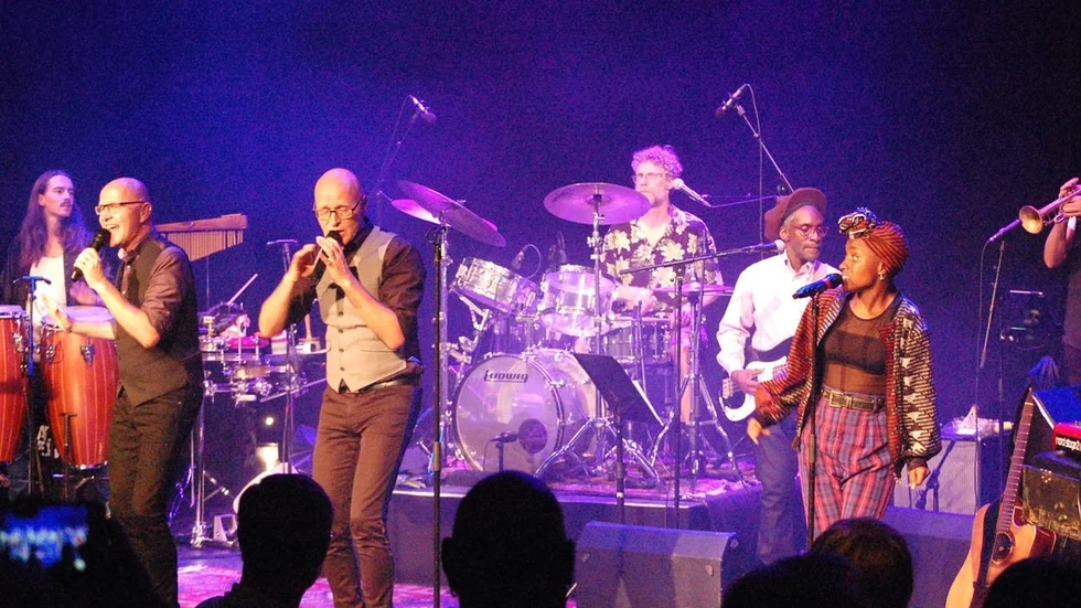 Bröderna Magnus och Henrik Rongedal fick tillsammans med Blacknuss-sångerskan Mary N’Diaye en hänförd Strängnäspublik i Thomas Arena att dansa loss under söndagskvällen.
