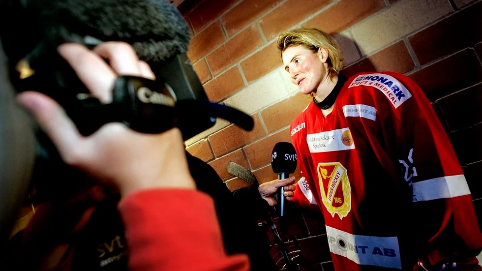 2008/09 spelade Hayley Wickenheiser i Lindens tröja.