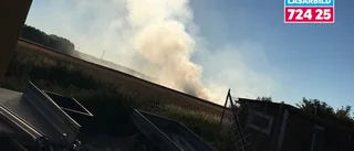 Gräsbrand på fält utanför Vingåker