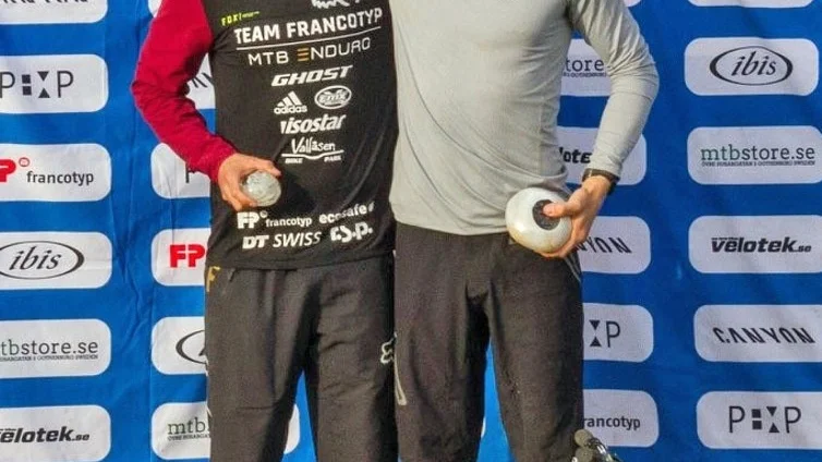...högst vanlig syn under ett helt fantastiskt 2018: Simon Carlsson på pallen i nordisk cykelenduroserie.