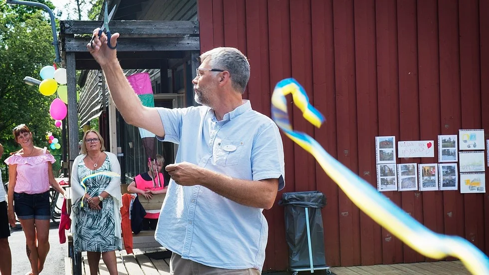 Obligatorisk bandklippning. Tillförordnade utbildningschefen Christer Åhlfeldt inviger officiellt de två nya förskoleavdelningarna på Frösängs förskola.