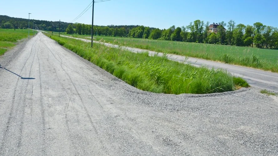 Gång- och cykelvägen ligger klar. Trosa kommun har länge velat förbinda Tureholm och Trosa tätort med en gång-  och cykelväg. I den gång- och cykelvägsanalys från år 2010 identifierades sträckan som prioriterad och lyftes fram som ett viktigt utbyggnadsprojekt.