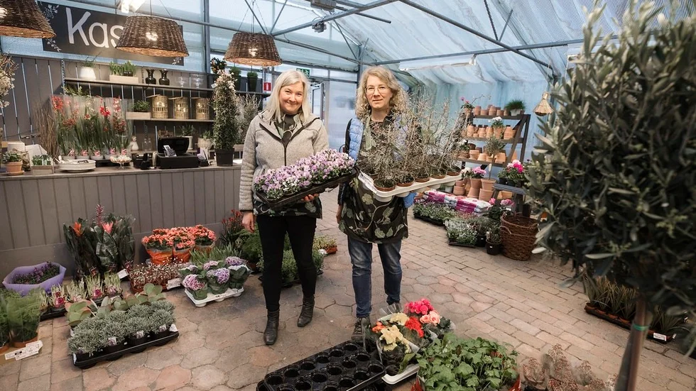 Två systrar har sadlat om och lever i sin dröm, att arbeta med växter i en egen handelsträdgård. Camilla och Gabrielle Ettehag har fullt upp med att fylla butiken med innehåll.