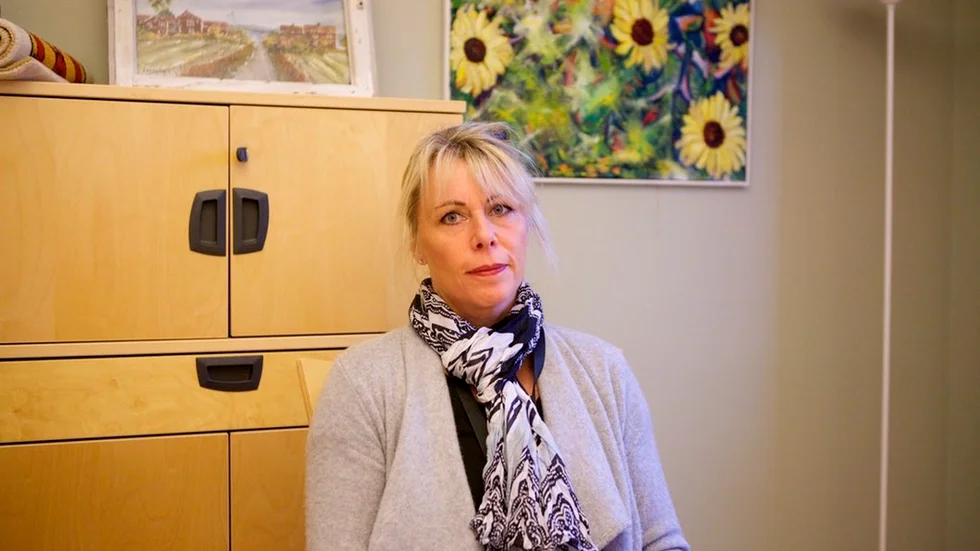 Okända besökare som klampar inpå husknuten är något som moderatpolitikern Charlotte Prennfors fått uppleva med olust de senaste veckorna runt hennes nybyggda hus vid Kolsnaren i Viala. Enligt henne är det många som är kritiska till husets strandnära läge.