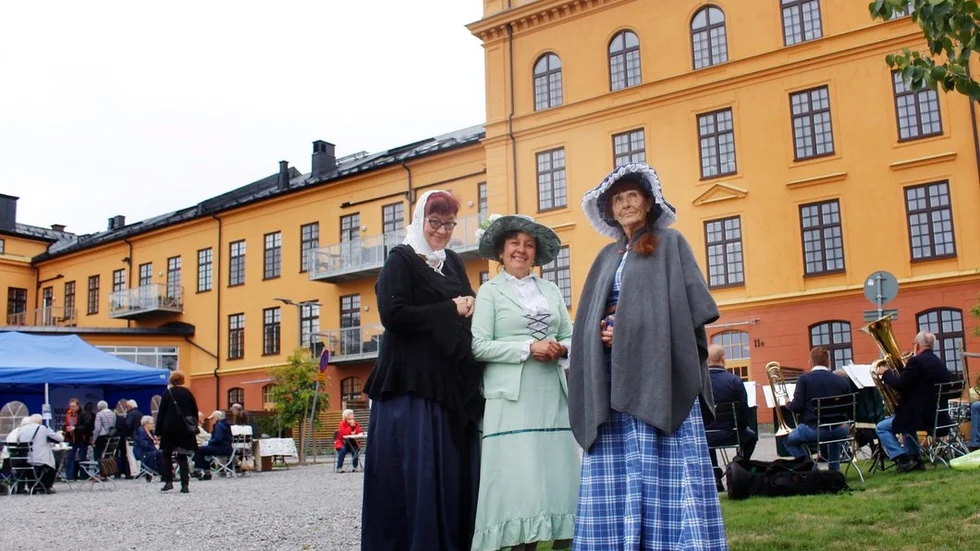 Giselle Emmoth, Aida Lilli Garcia och My Adolfsson från Eskilstuna nya fruntimmersförening och herr sekreterare deltog i jubileumsfirandet i skepnad av de historiska Eskilstunapersonligheterna fru Zetterberg, fru Brunskog och fru Kerfstedt.