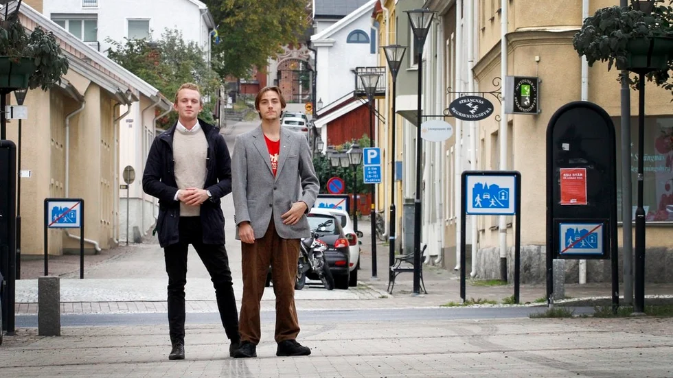 Georg Lagerstedt Örsbäcken (C) och Cornelius Rundqvist Marsico (S) tar plats i kommunfullmäktige, vars mandatperiod börjar den 15 oktober. Med sina 21 respektive 23 år är duon församlingens yngsta politiker – inte ens hälften så gamla som den genomsnittliga ledamoten i Strängnäs.