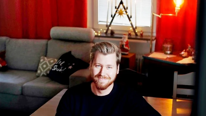 För Linus Linder är julen är inget man stressar fram i december. Den 1 december då är hela hemmet färdigpyntat och Linus börjar njuta av allt som innebär jul för honom.