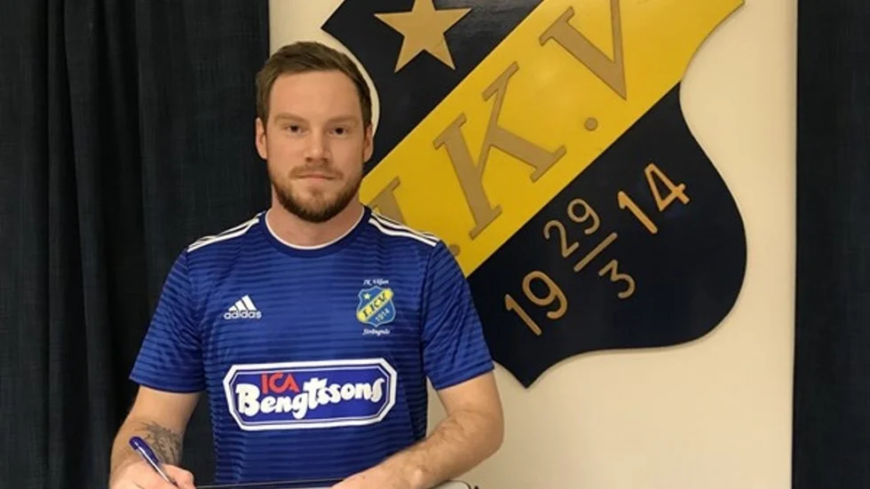 Simon Björk har också skrivit på för Strängnäsklubben.