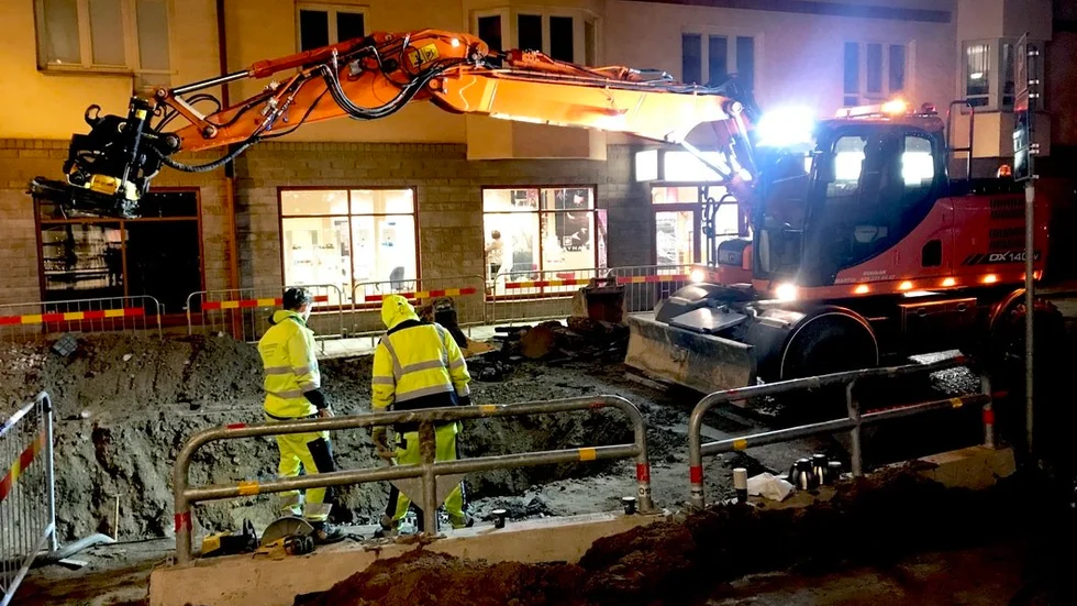 Arbetet med att åtgärda läckan beräknas som tidigast vara färdigt under fredagseftermiddagen. Prognosen är dock osäker.