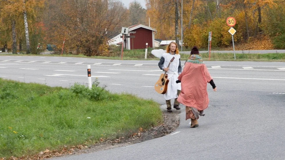 Vänta, vänta. Tålamod är en tillgång för liftare, men ofta behöver inte Mathias Risberg och Ariane Gerhardter vänta mycket längre än någon halvtimme innan någon stannar.