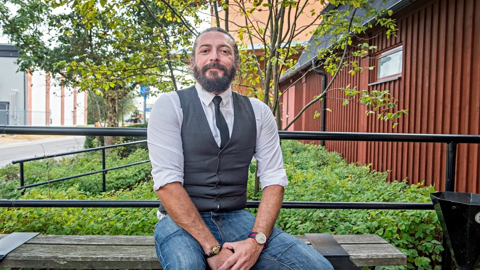 Nyköpingsbon Mahmoud Mneimneh har blivit antagen till masterprogrammet i journalistik – men samtidigt fått en räkning på en kursavgift han inte räknat med – och som han inte har råd att betala ur egen ficka.