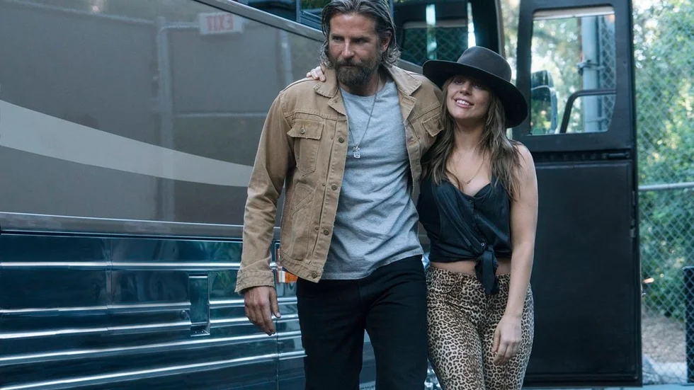 Jackson Maine (Bradley Cooper) är en stjärna på dekis men när han träffar servitrisen Ally (Lady Gaga) ser det ljusare ut.