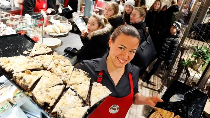 Sofa Enocsson Rito, olympisk tyngdlyftare orkar förstås visa upp några smaskiga bakverk.