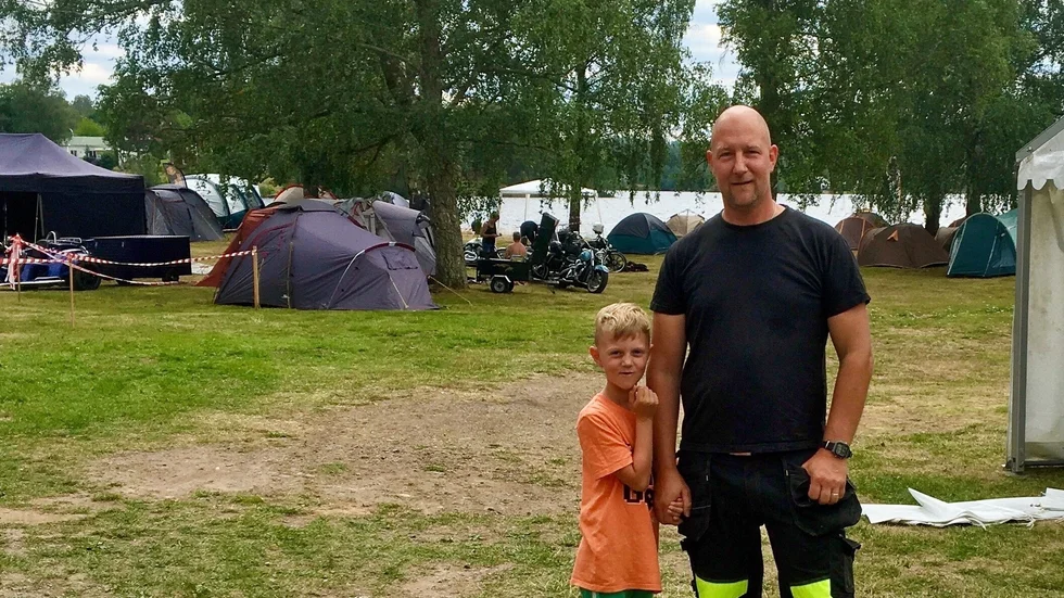 "Jag tror att folk kommer för att vi har mycket att erbjuda. Vi har fint läge jämte sjön, nära till affären och det är Virserums marknad samma helg. Så det finns lite att göra runtomkring också. Sedan har det med åren blivit som en tradition att man sammanstrålar när det är Dacketräffen", säger Henrik Axelsson från Virserum MC Club. På bild med sin son Melker.