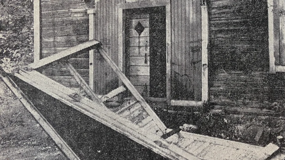 Förödelsen är total vid Stavstugan. Verandan har slitits loss och släpats ut på vägen.