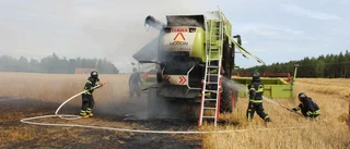Skördetröska övertänd vid brand