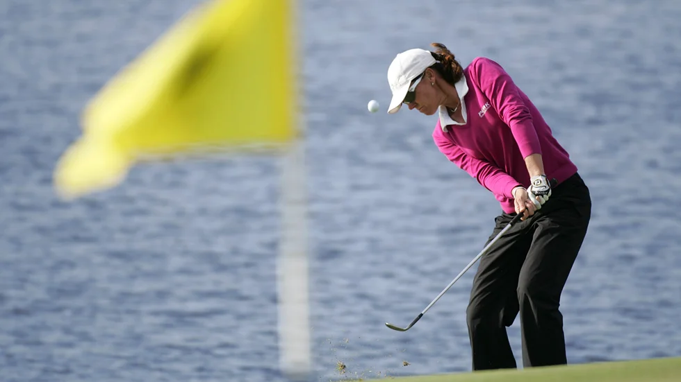 Helen Alfredsson ses här chippa sig upp på green vid en golftävling 2008.  Krönikören håller med Alfredsson när det gäller kritiken mot golfaren Henrik Stenson: "Pengar gör inte livet bättre."