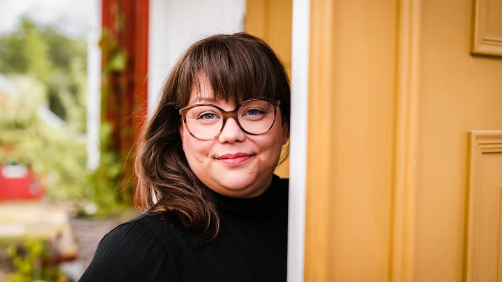 Att Ellen Aguirre skulle bo i Björkfors var inte tanken först. De letade sommarstuga runt Vättern men alla hade så låga tak. "Min man är upp mot två meter så han gick inte in".