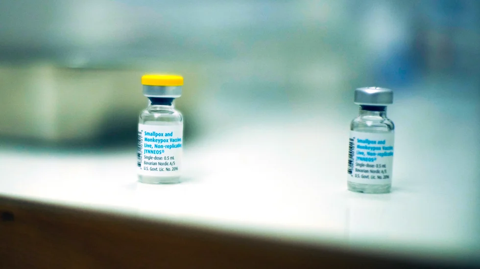 Region Östergötland har tilldelats några doser vaccin mot apkoppor. De ska främst användas för personer som har utsatts för smitta. 