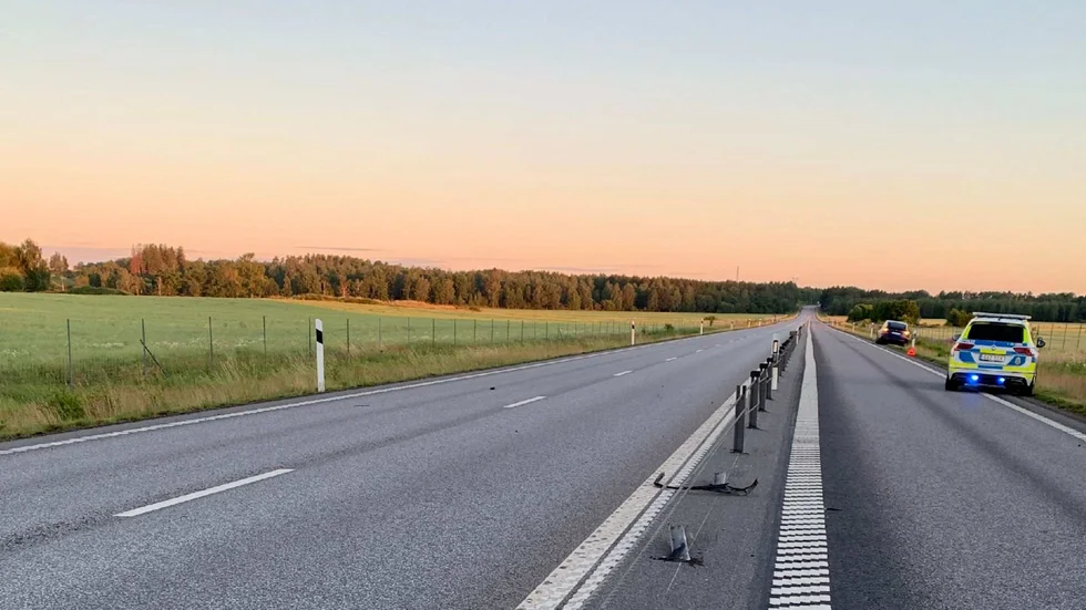 Tidigt på morgonen den 11 juli somnade en Teslaförare vid ratten och körde in i mitträcket på Riksväg 51. Han åtalas nu för vårdslöshet i trafik.