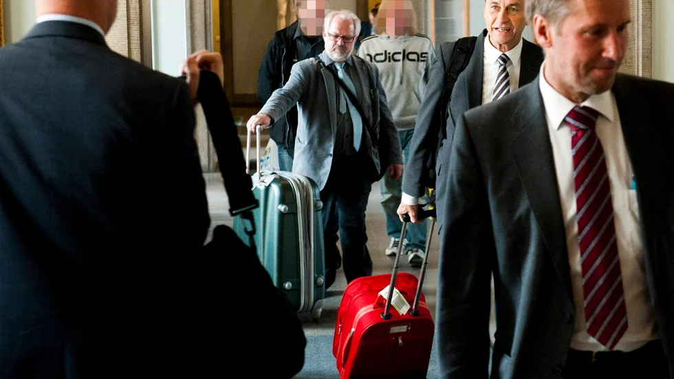 Fornminnesbrott. Två av de åtalade vid hovrättsförhandlingarna. I förgrunden de tres advokater Lars Dahlström, Eric Dufvemmark och Bengt Loquist. Foto: Joel Nilsson