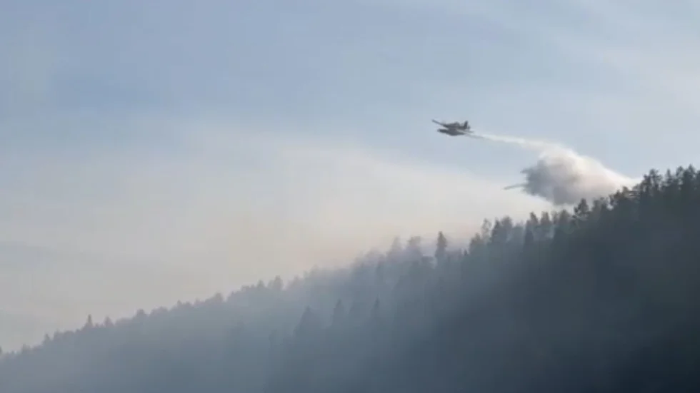 Flygplan från MSB fick vattenbomba en skogsbrand vid sjön Åländern på onsdagen.