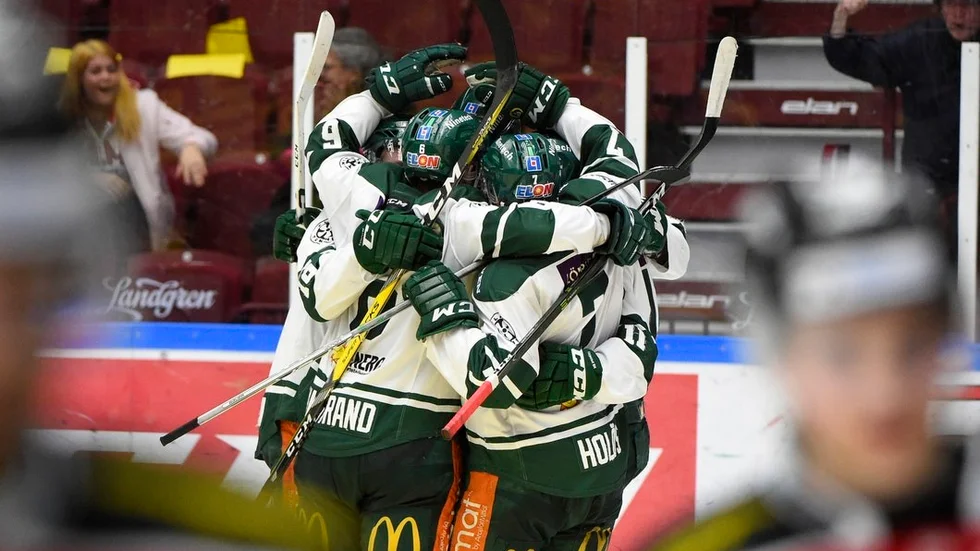 Färjestad, som blev utslaget I SM-kvartsfinal, kommer till Sméhallen i augusti.