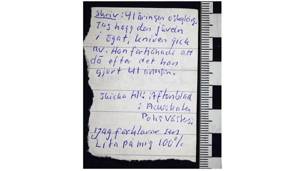 Åklagaren har en lång lista med bevis som man hoppas ska fälla de mordåtalade. De hemliga lappar som Eskilstunakvinnan försökt smuggla ut från häktet är en del av bevisningen mot henne. Bild ur förundersökningsprotokollet gällande Sommarstugemorden.