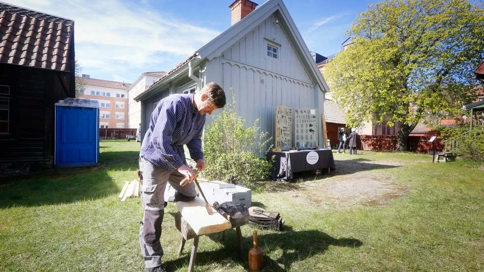 Timmermannen Emanuel Jakobsson visar hur man borrar med en navare.