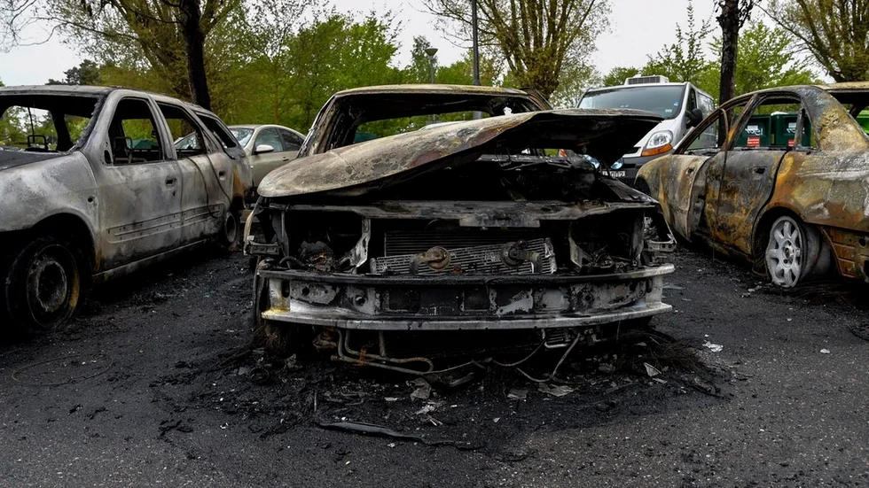 Vandalisering och stenkastning är inget som har uppehållstillstånd att göra, skriver Daniel Alexandersson (S). Han är kritisk till en artikel som moderaten Tony Meshko skrev i förra veckan.
