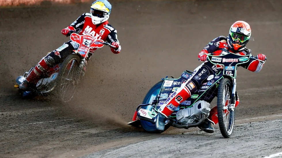 Pawel Przedpelski (till höger) är inte uttagen till elitseriepremiären när en mycket svår bortamatch väntar för Smederna.