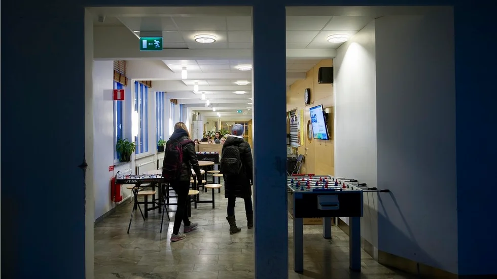 Högstadieskolan Omega har fått problem med både bakterier och mögel i golven i olika salar och rum.