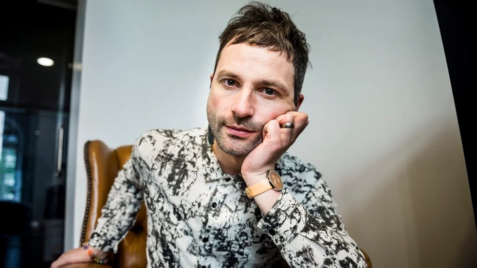 Ola Salo fyller 40 år - och njuter fortfarande av att stå på scen. ”Den kicken har jag levt för ända sedan jag gick i mitt första luciatåg”.