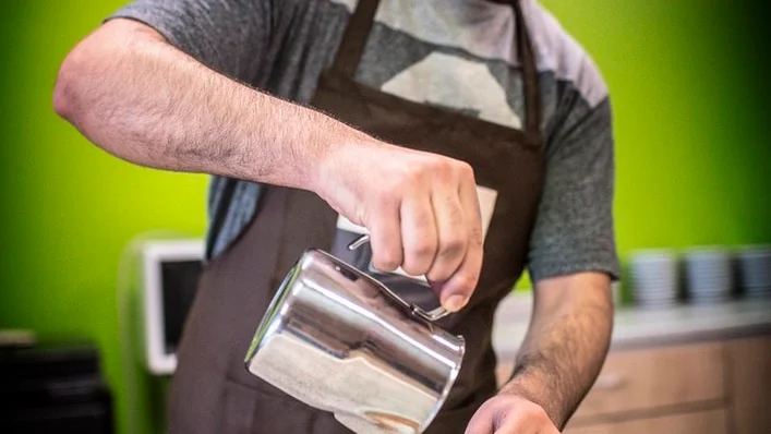 Abdulla Mohammed är son till ägaren av Café House och kommer arbeta där måndag- fredag.