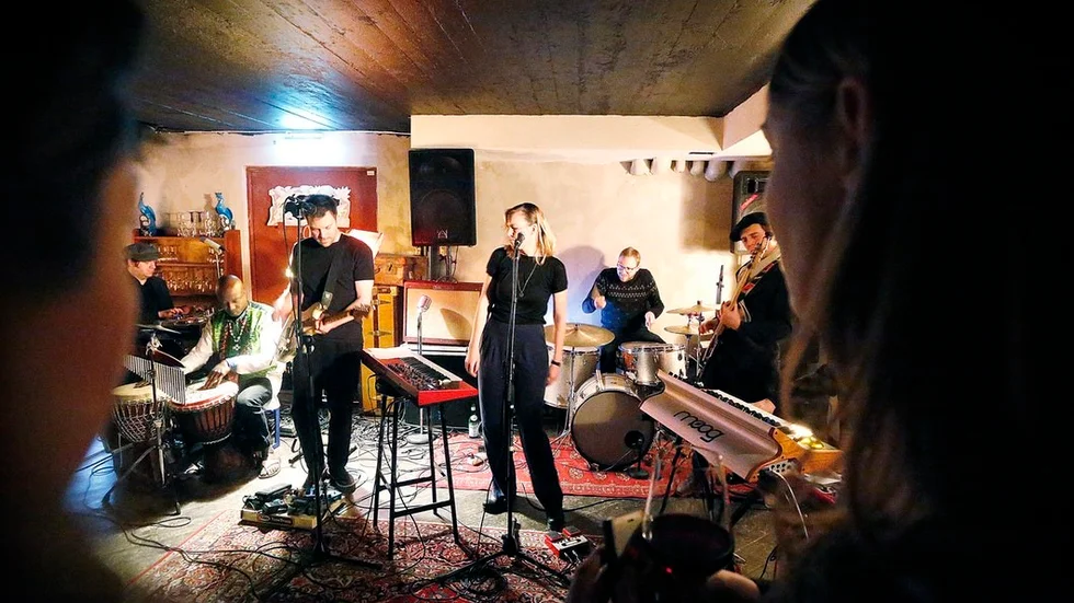 Många var nyfikna på David Lindhs band Soot & Flood som var förband åt Peter Morén i Biografbarens nedervåning på fredagskvällen.