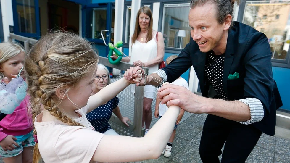 Trollkarlen Carl Tillenius visade magitrick för barnen.