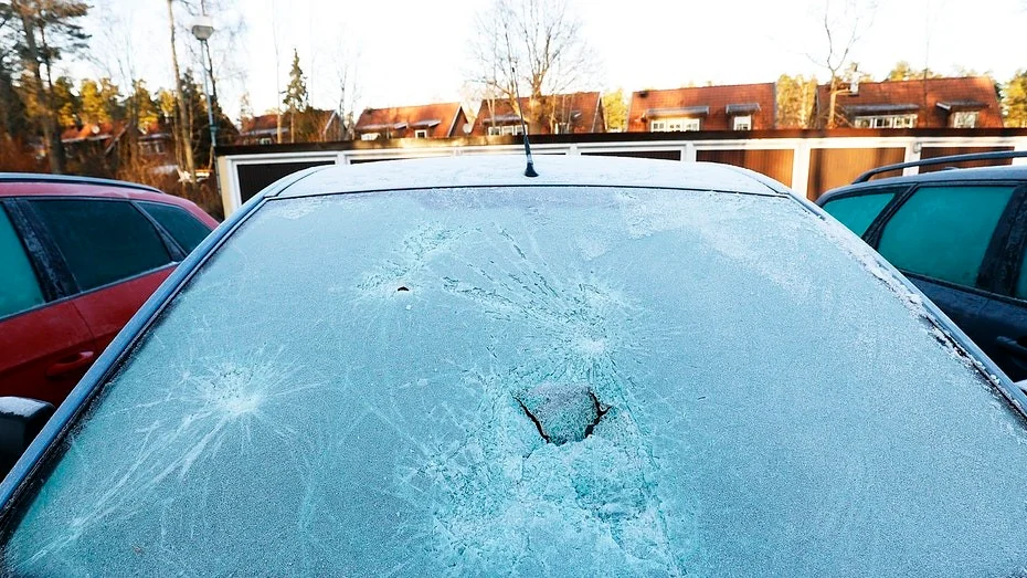 Ett trettiotal personer har nu anmält att de drabbats av skadegörelse under natten till söndag. Många av dem är bilägare som fått rutor och backspeglar sönderslagna.