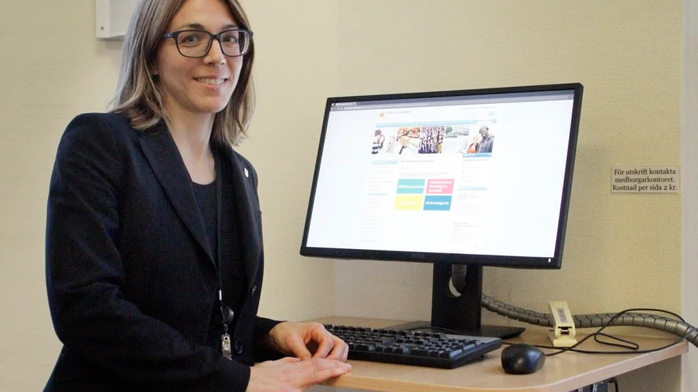 Den fysiska anslagstavlan i kommunhusets entré ersätts av en digital motsvarighet, berättar Josefin Winnfors som är stabschef för Strängnäs kommun.