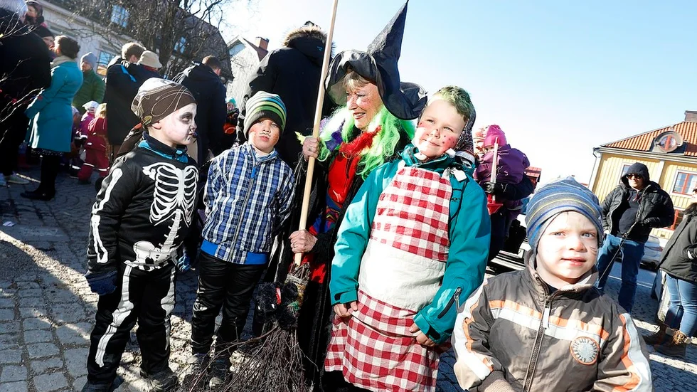Många barn ville bli fotograferade med häxmor själv, Eva Hultén.