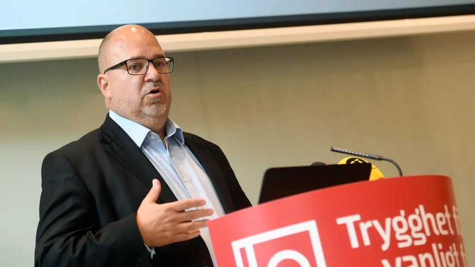 Karl-Petter Thorwaldsson, LO-ordförande, presenterar beräkningar om hur Sverigedemokraternas ekonomiska politik slår mot välfärden under en pressträff i Stockholm.